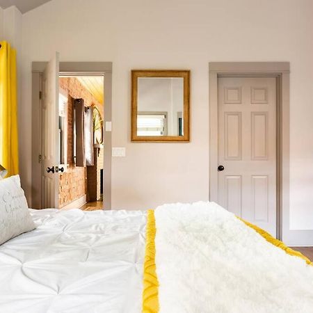 2Br Home W Parking Downtown Charm In Full Bloom! Tucson Bagian luar foto