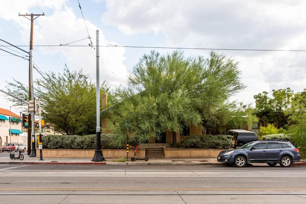 2Br Home W Parking Downtown Charm In Full Bloom! Tucson Bagian luar foto