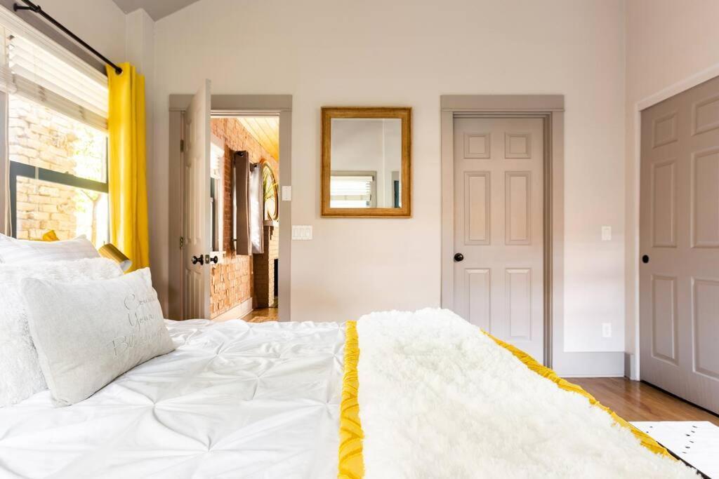2Br Home W Parking Downtown Charm In Full Bloom! Tucson Bagian luar foto