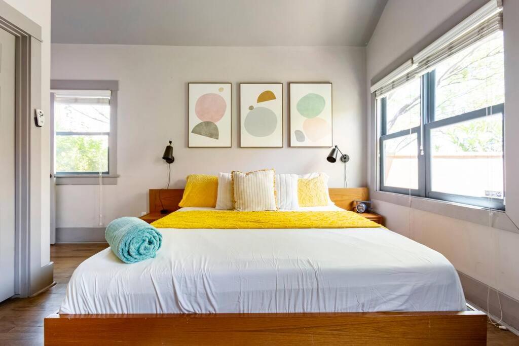 2Br Home W Parking Downtown Charm In Full Bloom! Tucson Bagian luar foto