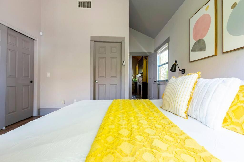2Br Home W Parking Downtown Charm In Full Bloom! Tucson Bagian luar foto