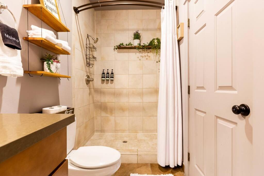 2Br Home W Parking Downtown Charm In Full Bloom! Tucson Bagian luar foto