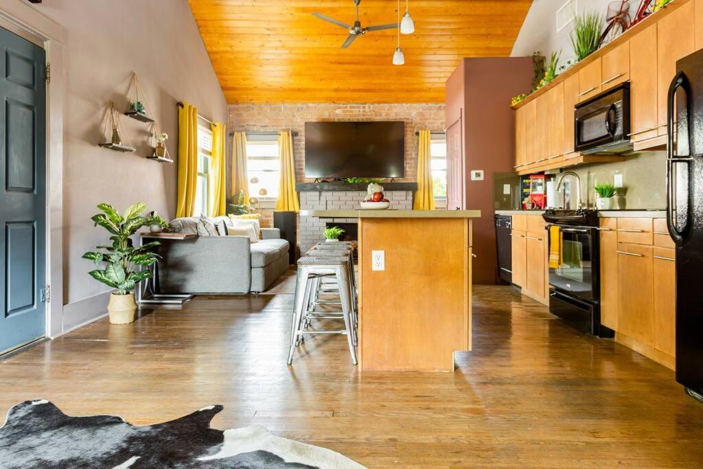 2Br Home W Parking Downtown Charm In Full Bloom! Tucson Bagian luar foto