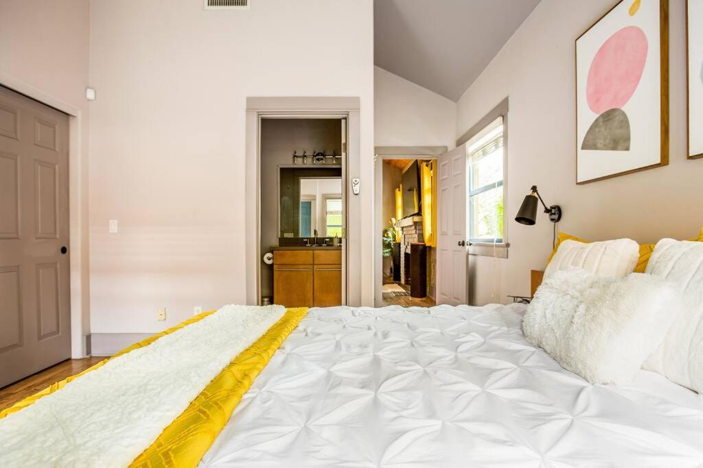 2Br Home W Parking Downtown Charm In Full Bloom! Tucson Bagian luar foto