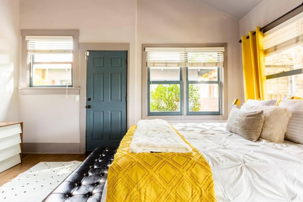 2Br Home W Parking Downtown Charm In Full Bloom! Tucson Bagian luar foto