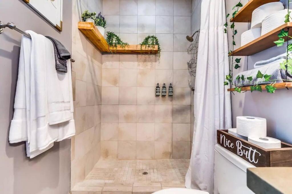 2Br Home W Parking Downtown Charm In Full Bloom! Tucson Bagian luar foto
