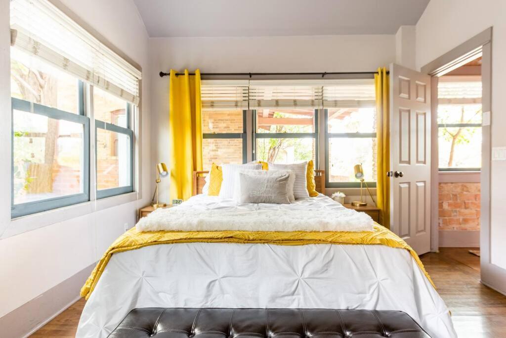 2Br Home W Parking Downtown Charm In Full Bloom! Tucson Bagian luar foto