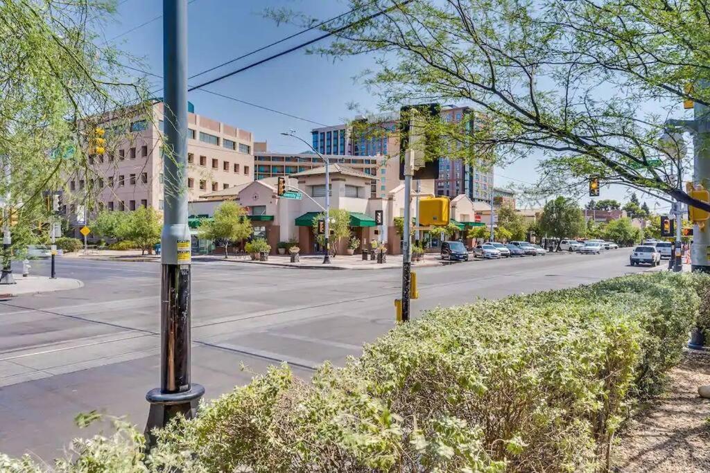 2Br Home W Parking Downtown Charm In Full Bloom! Tucson Bagian luar foto