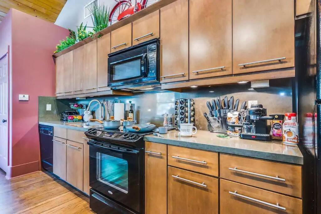 2Br Home W Parking Downtown Charm In Full Bloom! Tucson Bagian luar foto