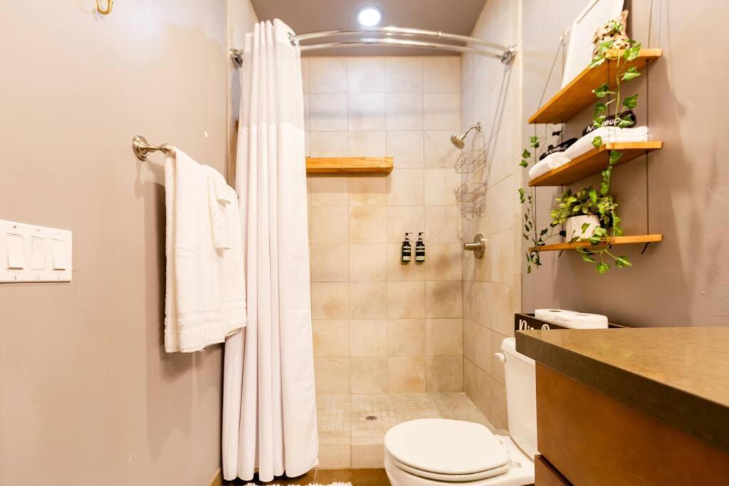2Br Home W Parking Downtown Charm In Full Bloom! Tucson Bagian luar foto