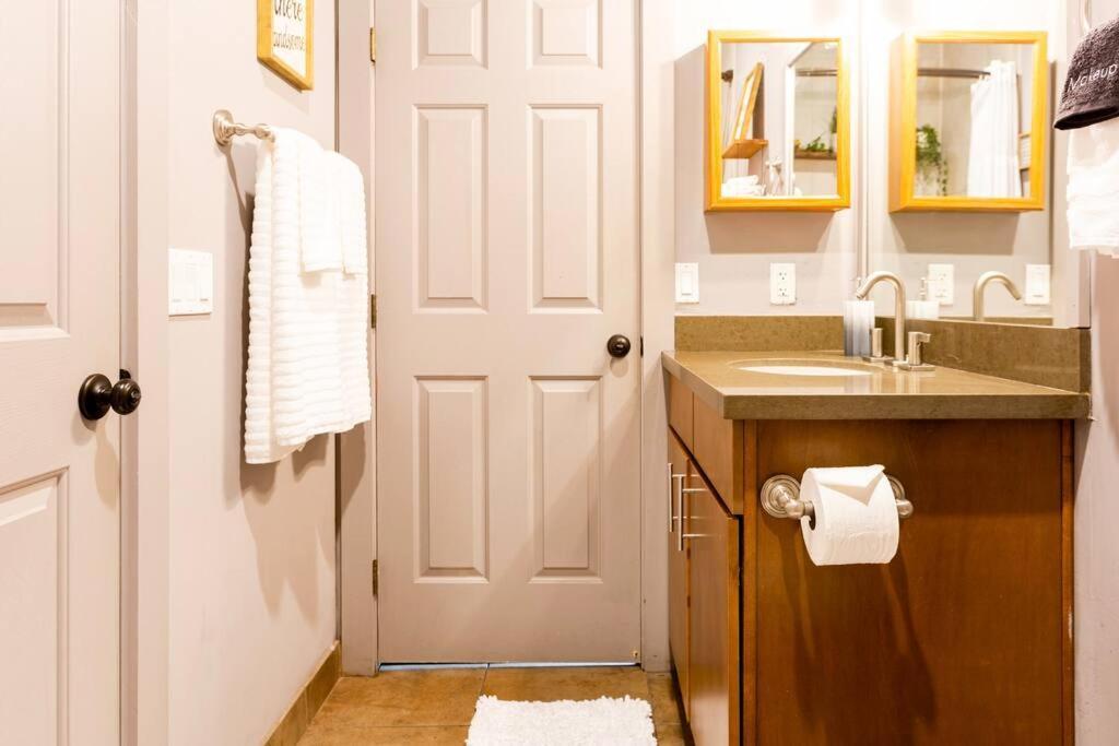 2Br Home W Parking Downtown Charm In Full Bloom! Tucson Bagian luar foto