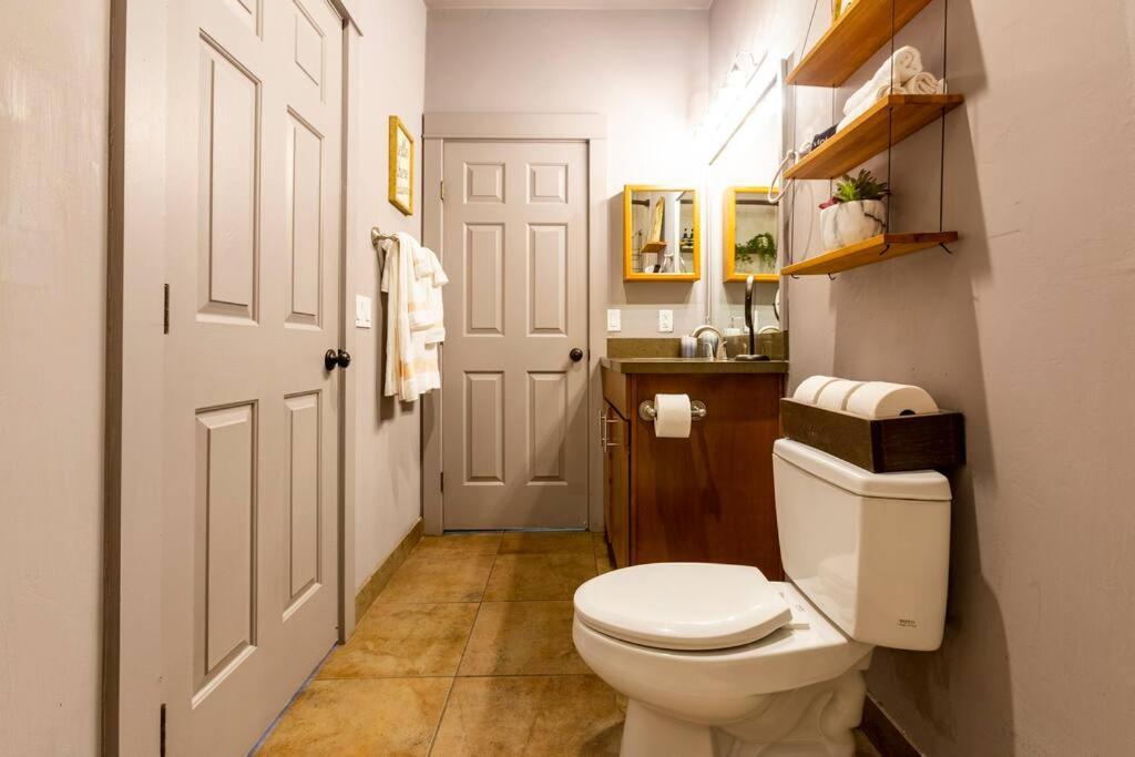 2Br Home W Parking Downtown Charm In Full Bloom! Tucson Bagian luar foto